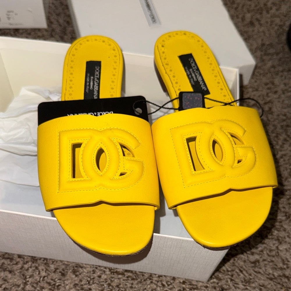 Dolce & Gabbana Vibrant Yellow Logo Slides